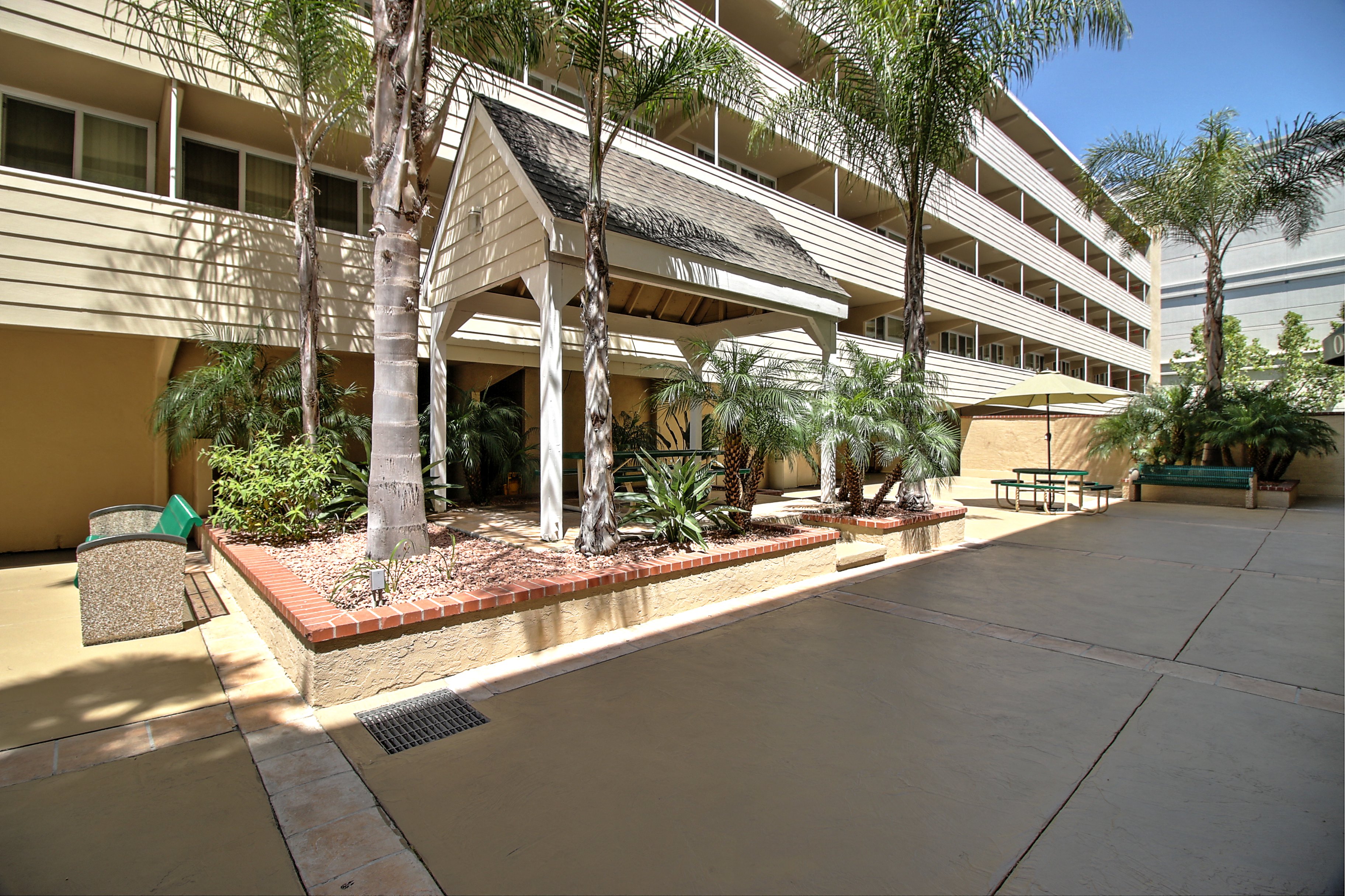 The Courtyard Apartments photo 2